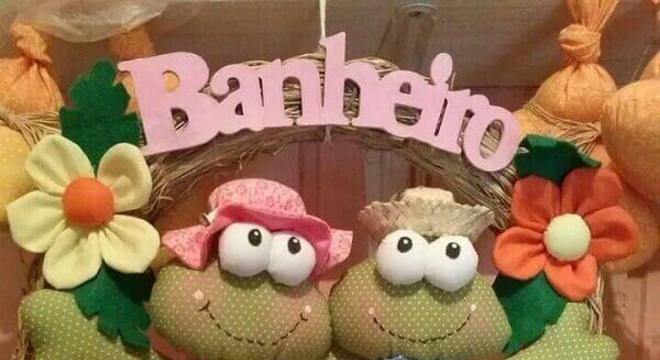 Plaquinha em patchwork utilizado como enfeite para porta de banheiro