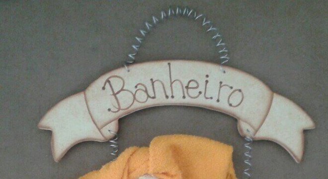 Plaquinha utilizada como enfeite para porta do banheiro