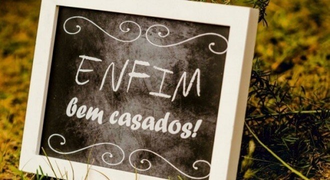 Plaquinhas de casamento com a frase 