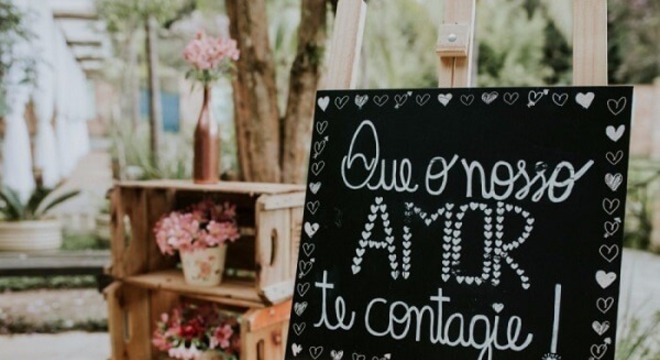 Plaquinhas de casamento com a frase 