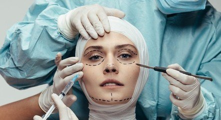 A insatisfação com a própria aparência está levando mais pessoas a fazer cirurgias plásticas
