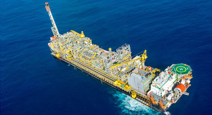 Plataforma da Petrobras, que faz extração de petróleo e gás natural em alto mar