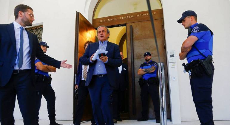 Michel Platini e Joseph Blatter foram absolvidos nesta sexta-feira (8)