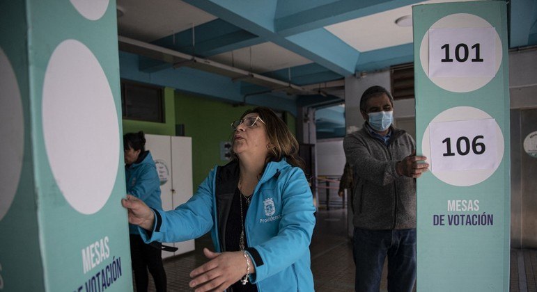 Voluntários da justiça eleitoral chilena organizam locais de votação