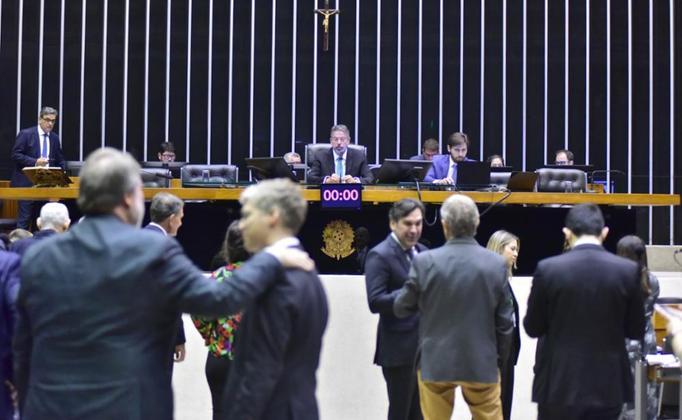 A Câmara dos Deputados aprovou nesta sexta-feira (15), em primeiro e em segundo turno, a proposta de emenda à Constituição (PEC) da reforma tributária. Depois do fim da votação dos destaques, a matéria segue para a promulgação, que será feita pelo presidente do Congresso, o senador Rodrigo Pacheco (PSD-MG), e está prevista para ocorrer ainda neste ano