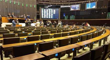 Documento é assinado por 61 parlamentares