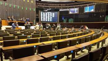 Deputados aprovam MP que retoma o programa habitacional (Camila Costa/R7)