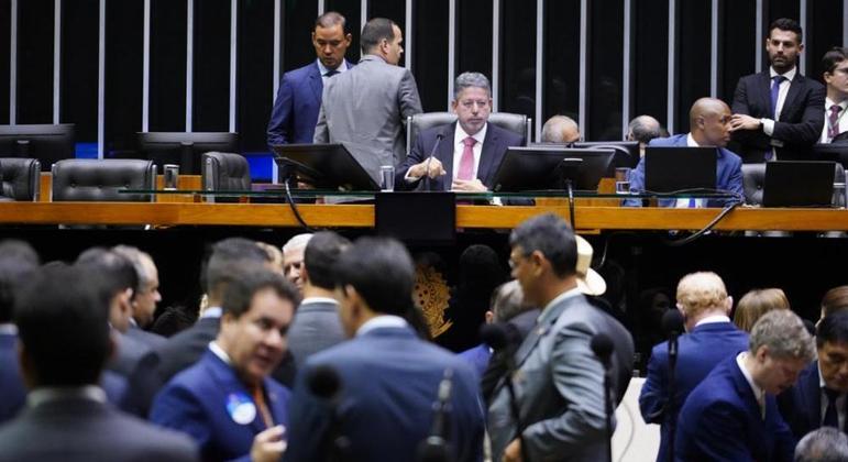 Plenário da Câmara dos Deputados com o presidente Arthur Lira (PP-AL) sentado ao centro