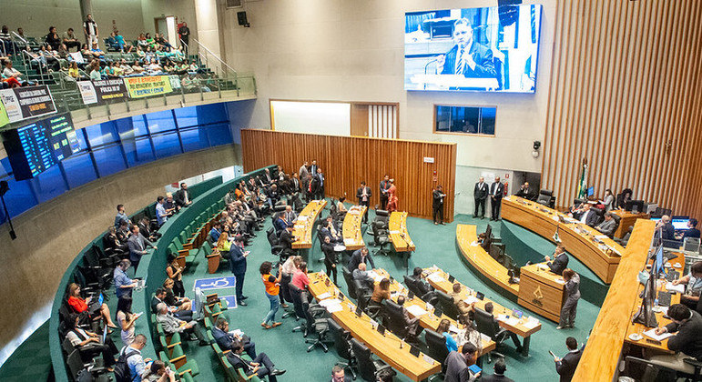Deputados distritais durante sessão no plenário da Câmara Legislativa do Distrito Federal