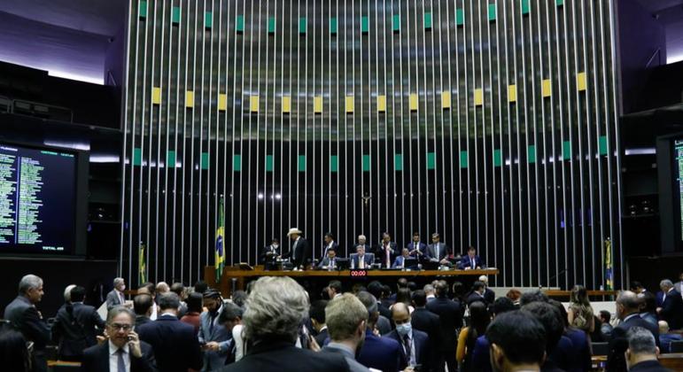 Plenário da Câmara dos Deputados durante votação da PEC que amplia benefícios sociais