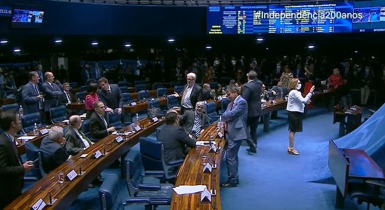 Senadores reunidos no Plenário durante votação nesta quarta-feira (7)