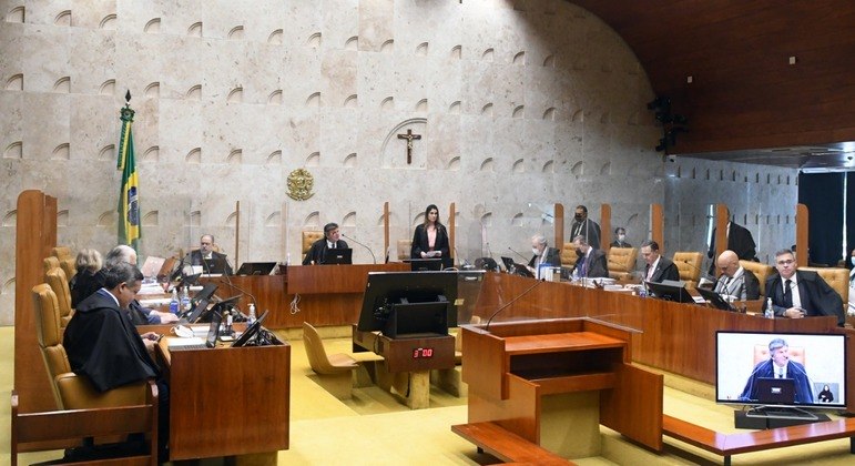Ministros do Supremo sentados na bancada durante julgamento no plenário