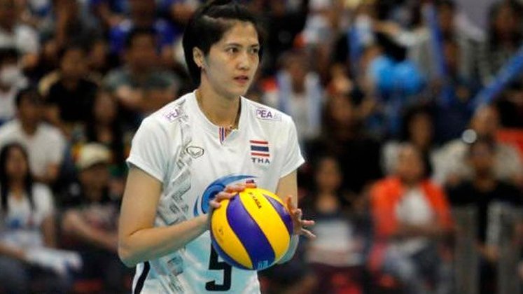 Pleumjit Thinkaow é uma grande sensação na Tailândia, atuando por anos na seleção tailandesa. Além do vôlei local, ela atuou também na China e na Turquia. Atualmente, ela possui 1,2 milhão de seguires no Instagram
