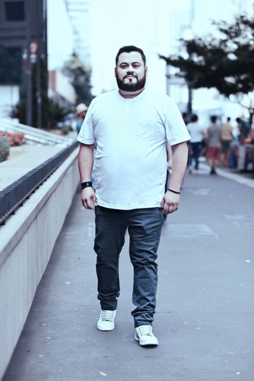 Homens plus size fazem ensaio com t-shirt de gola portuguesa - Fotos - R7  Moda