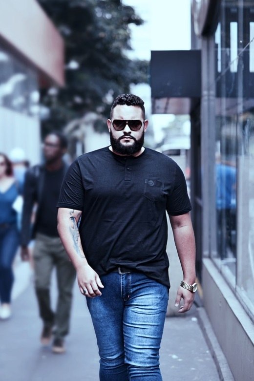 Homens plus size fazem ensaio com t-shirt de gola portuguesa - Fotos - R7  Moda