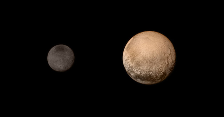 Plutão tem cinco luas conhecidas: Caronte (a maior, com metade do diâmetro de Plutão - ambos na foto), Estige, Nix, Cérbero e Hidra.