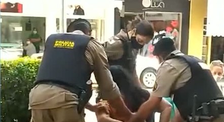 Mulher foi abordada por três policiais 