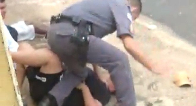 Policial agride mulher grávida com tapas no rosto durante abordagem