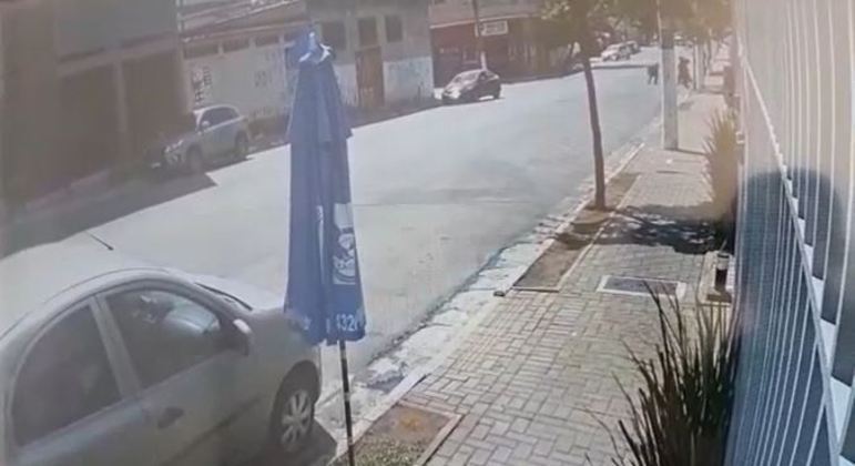 Câmera de segurança mostra, ao fundo, PM baleado no pé em Osasco