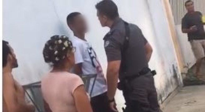 O PM que aborda o jovem bate no rosto dele e pede pelos documentos