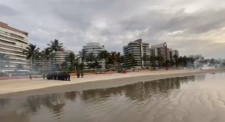 Polícia usa bombas para dispersar pessoas da praia de Riviera de São Lourenço