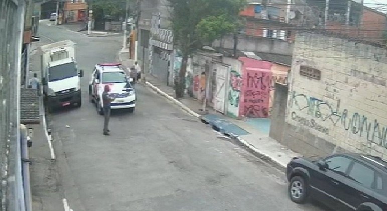 Vídeo mostra momento em que PM tira foto da casa de Guilherme