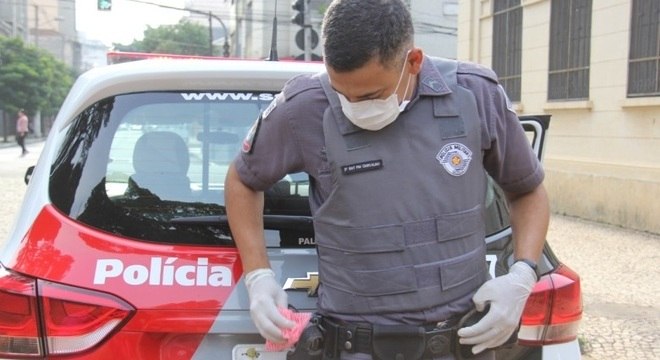 Policiais militares utilizam máscaras de proteção para evitar contágio