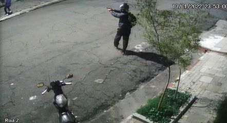 Policial atira em direção a criminoso