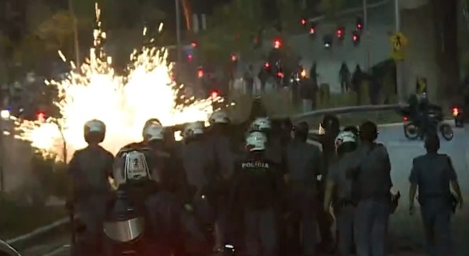 PMs usaram bombas para dispersar manifestantes na Marginal Pinheiros