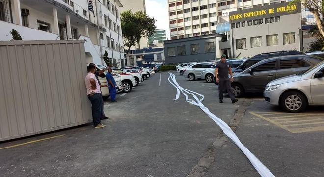 Policial esticou papel higiênico no pátio do batalhão