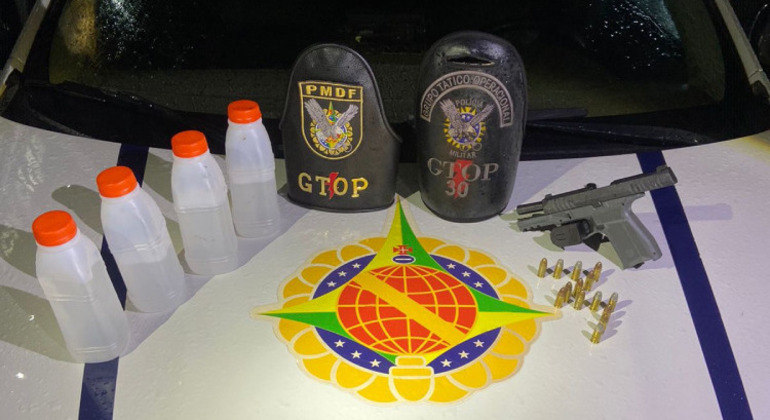Além da pistola, policiais apreenderam garrafas de lança perfume 