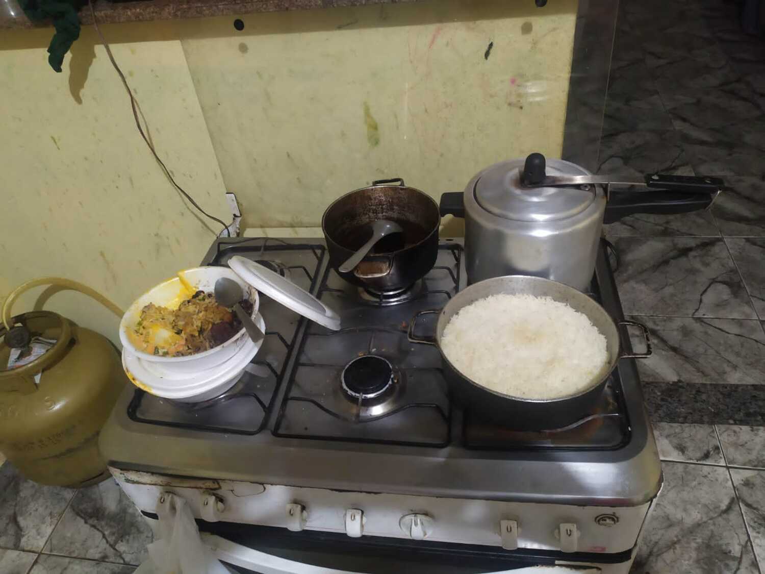 Policiais resgatam crianças trancadas em casa com fome e sede 