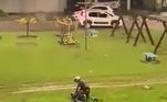 Um vídeo que circula nas redes sociais mostra um policial agredindo com socos e chutes uma pessoa perseguida em uma motocicleta. As agressões aconteceram em um canteiro gramado, no município de Rio Grande da Serra, na Grande São Paulo, na última sexta-feira do ano passado (31)