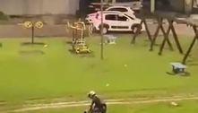 Após perseguição, policial rende suspeito com socos e chutes em SP