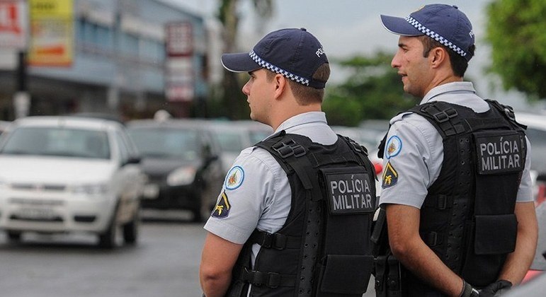 Policiais durante atuação na rua; governadora em exercício quer plano de saúde para categoria