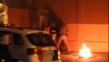 SP: PMs são flagrados agredindo homem com pedaço de madeira 