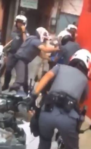 Vídeo mostra homem encurralado e agredido por PMs da Rocam
