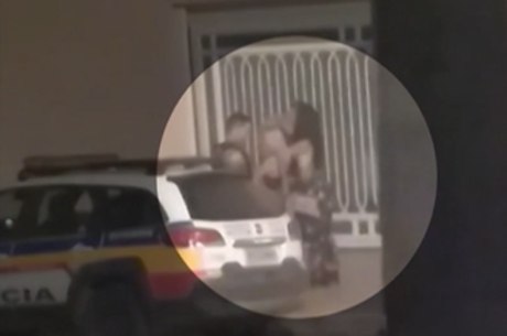 Vídeo flagrou policiais beijando durante expediente