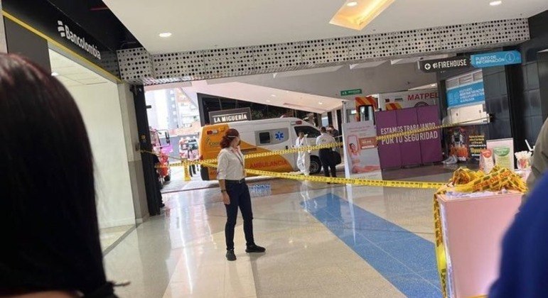 Ambulância foi até o centro comercial para resgatar vítimas