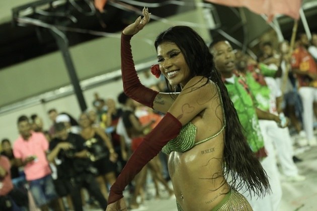 Pocah durante o ensaio da escola de samba Grande Rio, neste domingo (3)