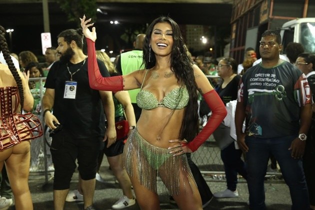 A cantora Pocah foi uma das famosas que roubaram a cena durante o ensaio da Grande Rio