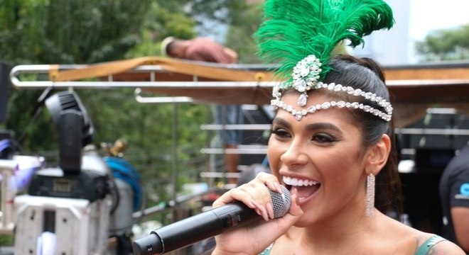 MC Zaac, PK e Pocah agitam fãs em bloco de Carnaval de ...