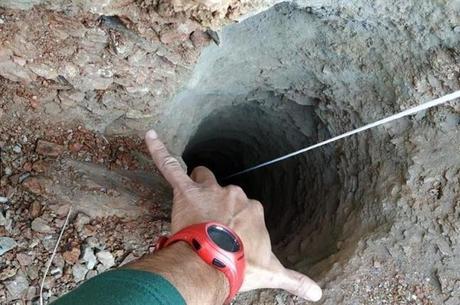 Poço em que menino caiu tem 25 cm de largura