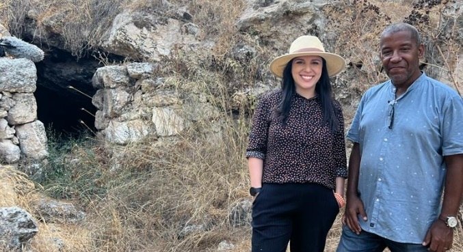 Ana Carolina Cury e Miguel Nicolaevsky exploram grutas em Adulão