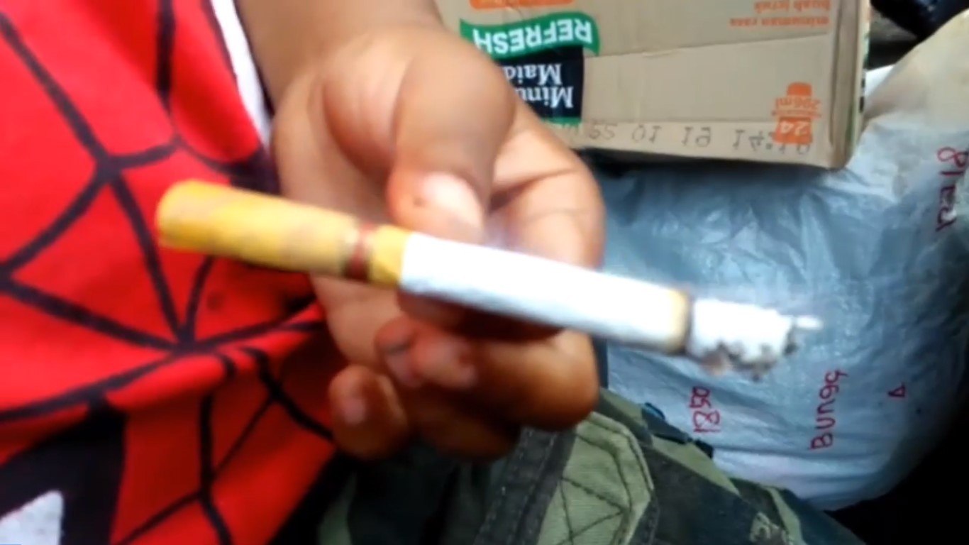 Veja como está hoje o menino que fumava 40 cigarros aos 2 anos