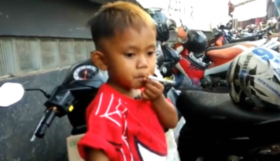 Veja como está hoje o menino que fumava 40 cigarros aos 2 anos