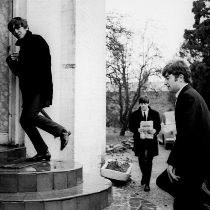 Pois é, os garotos de Liverpool, ainda sem Ringo na formação, chegaram a se apresentar como Johnny & The Mundongs e The Silver Beatles.