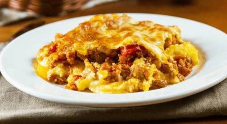 Polenta na Forma com Requeijão e Calabresa Frescal