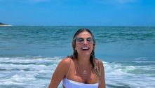 Poliana Rocha posa de biquíni em dia de praia e brinca: 'A vó tá on' 