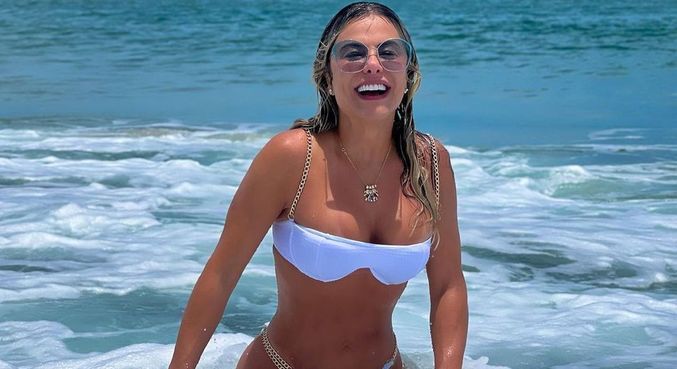 Poliana Rocha foi elogiada ao posar de biquíni na praia